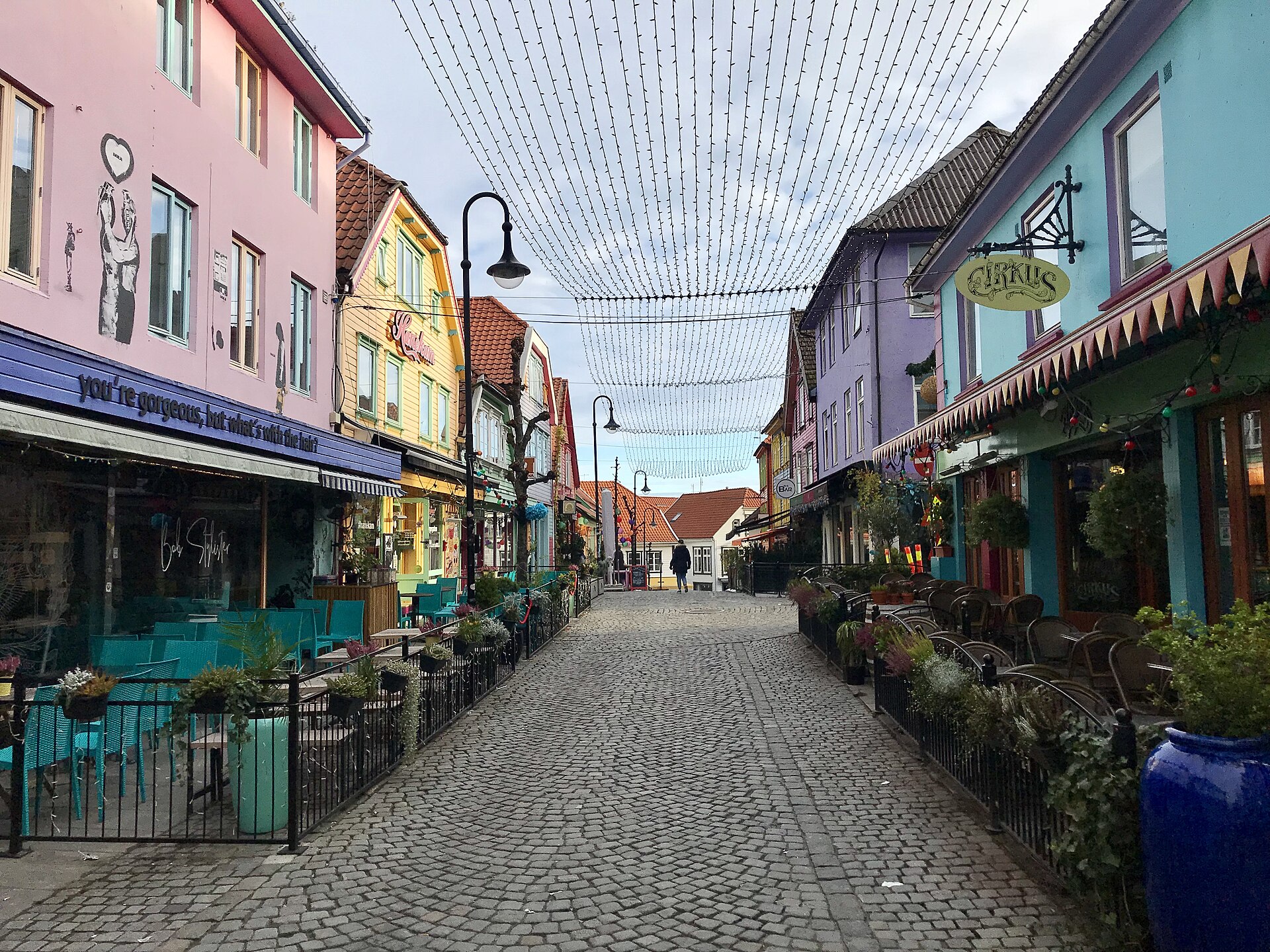 Stavanger — FARGEGATEN: Øvre Holmegate · Farbe nach Stahl und Weiß