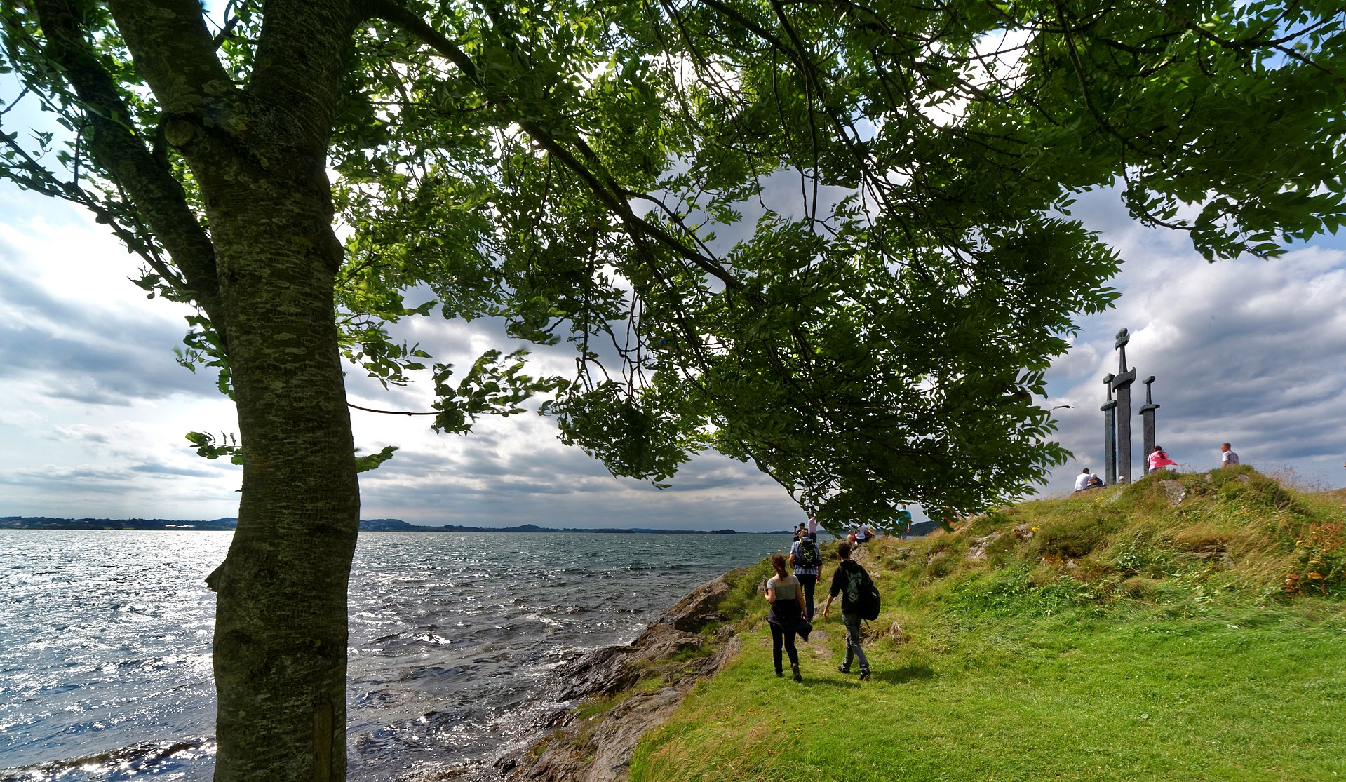 Stavanger — SVERD I FJELL: Drei Schwerter im Fels · Hafrsfjord, Madla