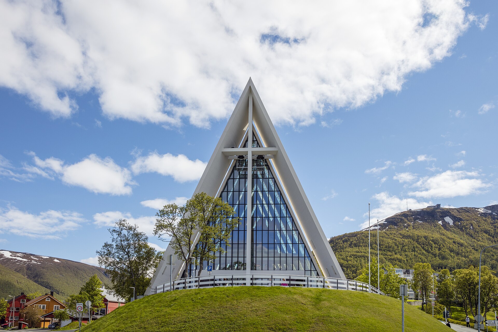 Tromsø — ISHAVSKATEDRALEN: Arktis-Kathedrale · Tromsdalen, am Fuß des Bergs · 1965