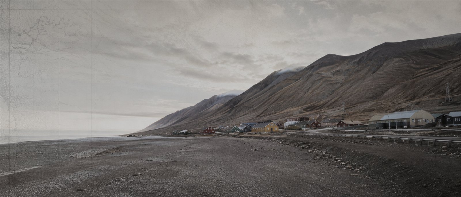 Longyearbyen mit bunten Häusern unter baumlosen Bergen, Hocharktis